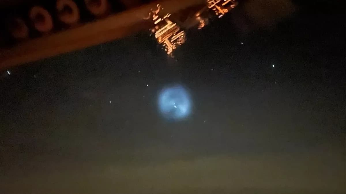 Photographie d'une lueur bleutée dans le ciel nocturne, exemple de phénomène aérospatial non identifié signalé au GEIPAN