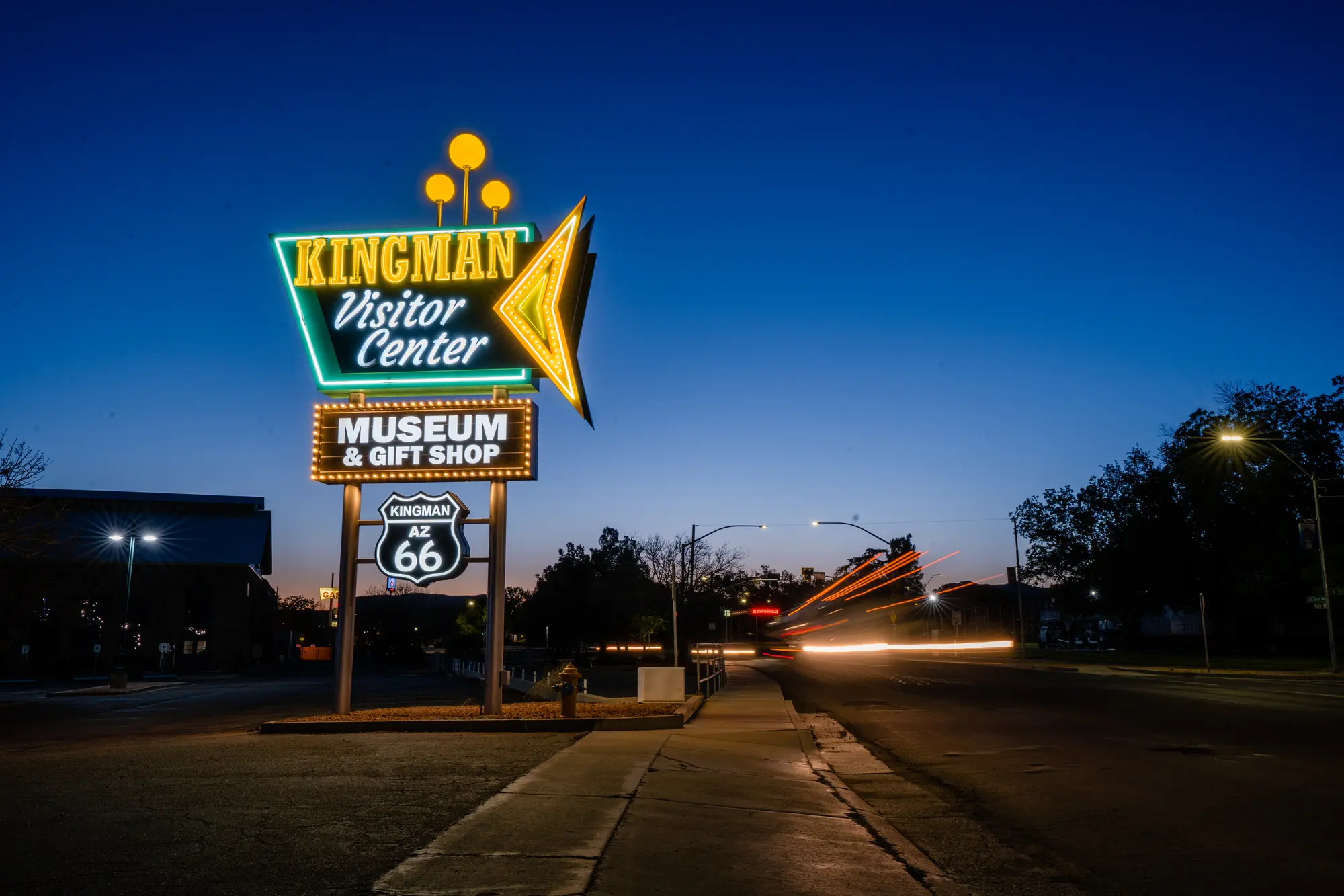 Panneau lumineux du Kingman Visitor Center et de son musée le long de la Route 66, en Arizona
