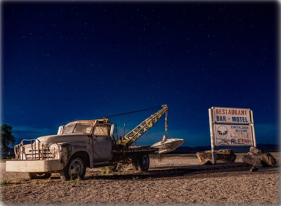 Dépanneuse vintage et panneau du Little A'Le'Inn sous un ciel étoilé, près de Rachel, Nevada
