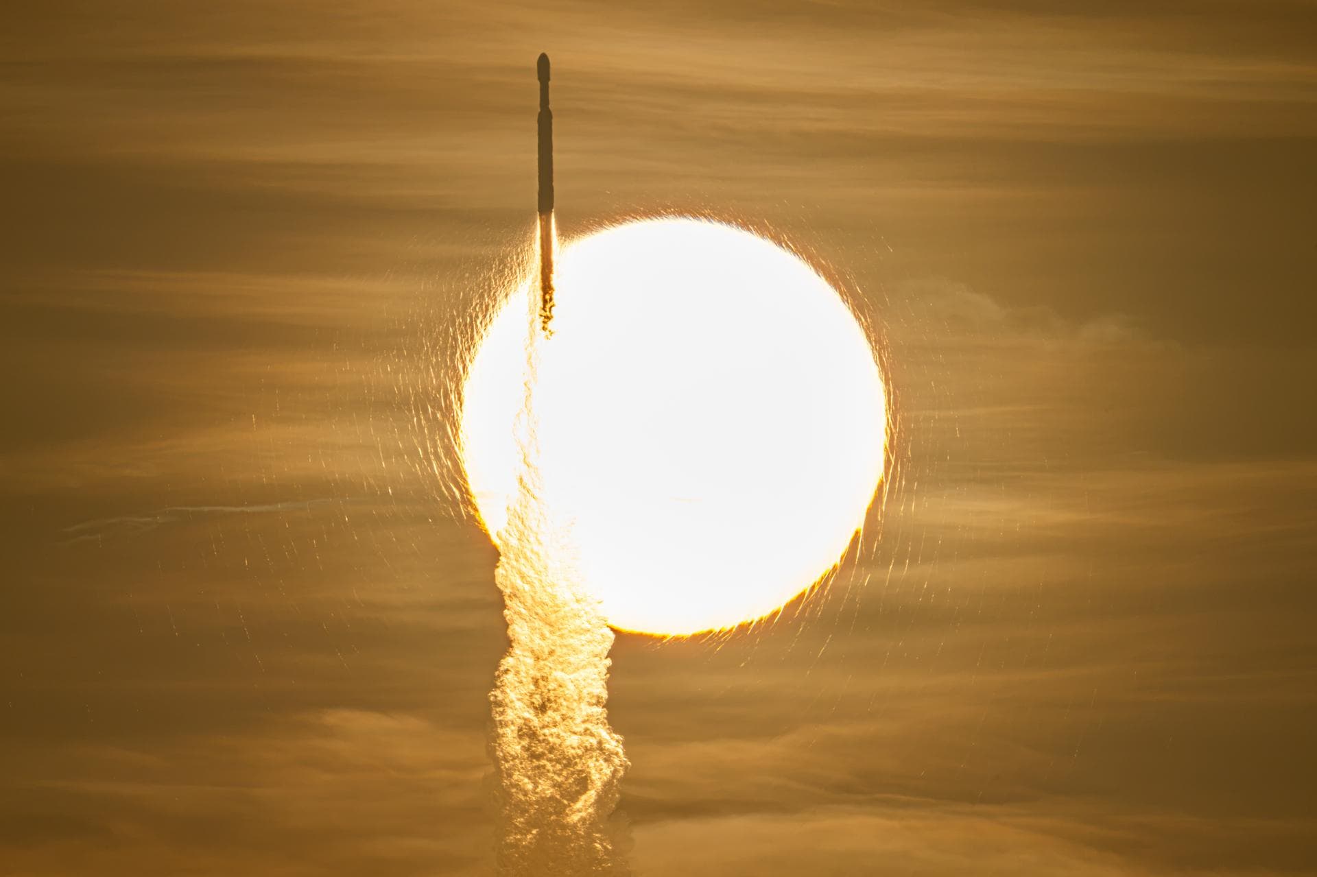 Une fusée Falcon Heavy transitant devant le disque solaire pendant le lancement du télescope Nancy Grace Roman, le 30 août 2026, depuis le pas de tir LC-39A