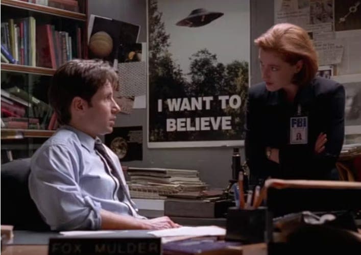 Affiche du director's cut de The X-Files: I Want to Believe, avec Mulder et Scully marchant vers un X tracé dans le sang sur la neige