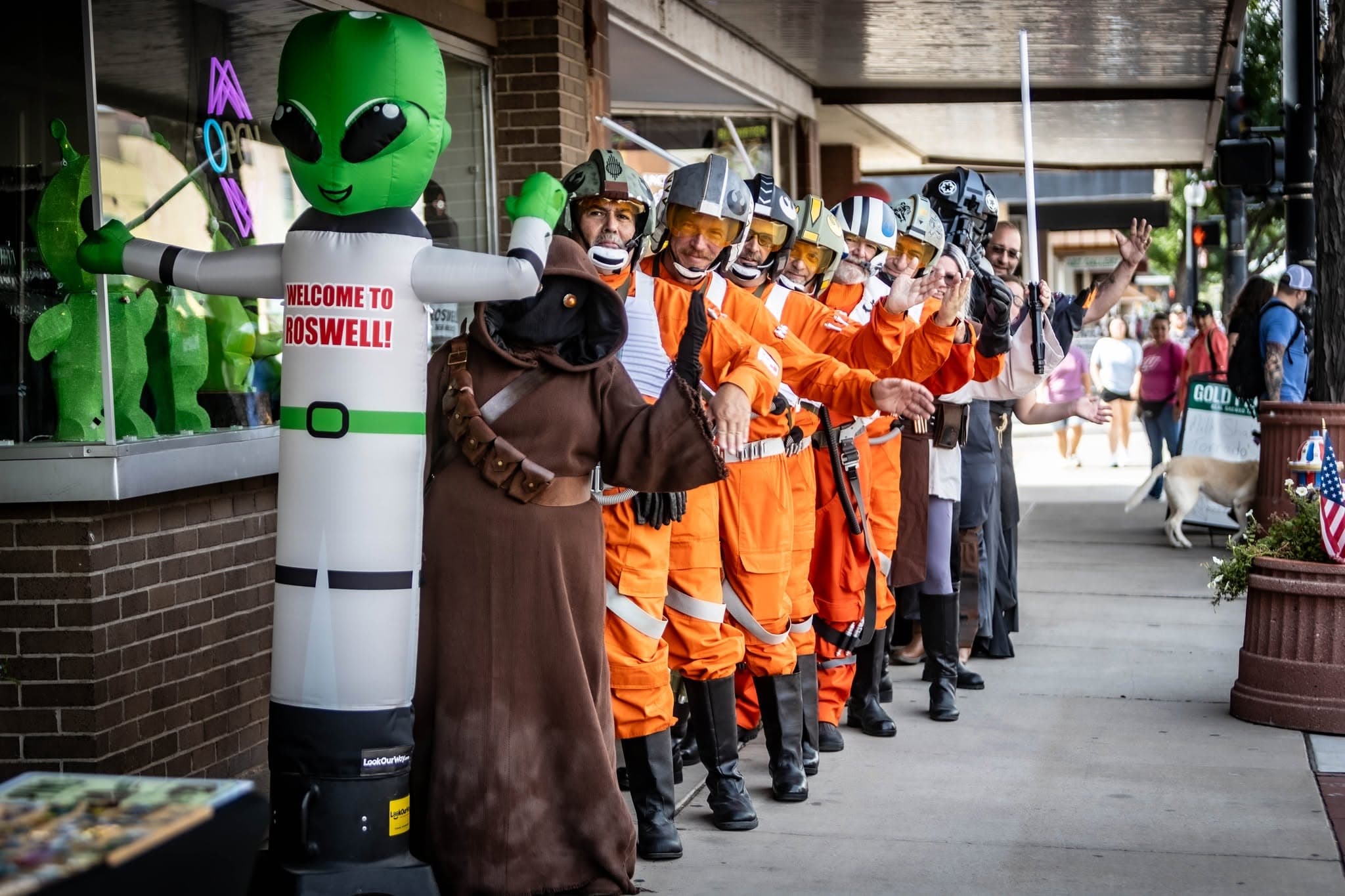 Festivaliers costumés défilant sur Main Street lors du concours de costumes du UFO Festival de Roswell