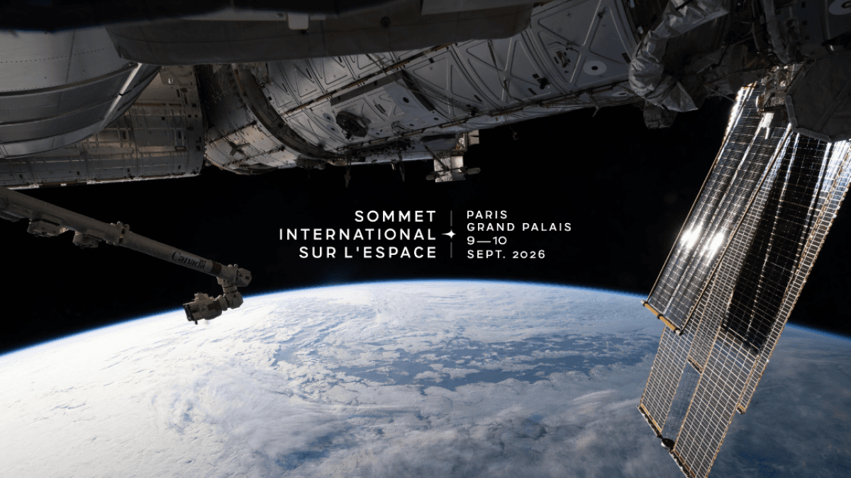 Visuel officiel du Sommet international sur l'espace montrant la Station spatiale internationale survolant la Terre, avec la mention « Sommet international sur l'espace, Paris, Grand Palais, 9-10 sept. 2026 »