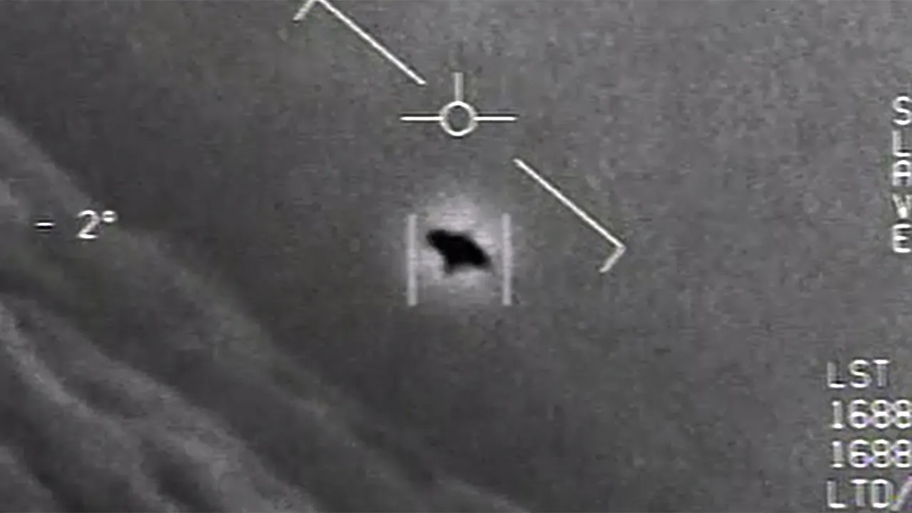 Image infrarouge militaire montrant un objet non identifié dans le réticule de visée d'un capteur, extraite d'une vidéo UAP diffusée par le Pentagone
